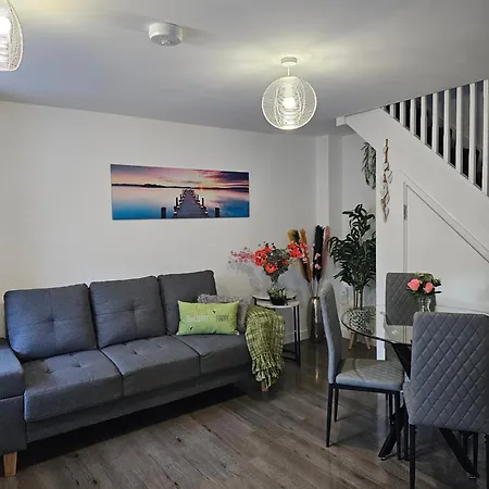 Luxury One Bedroom Maisonette With Extra Connected Bedroom In Stevenage Centre Exterior photo