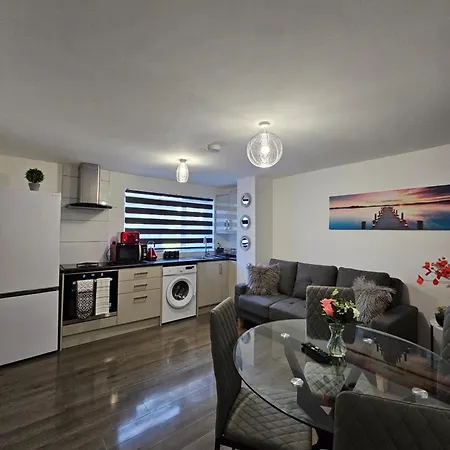 Luxury One Bedroom Maisonette With Extra Connected Bedroom In Stevenage Centre Exterior photo