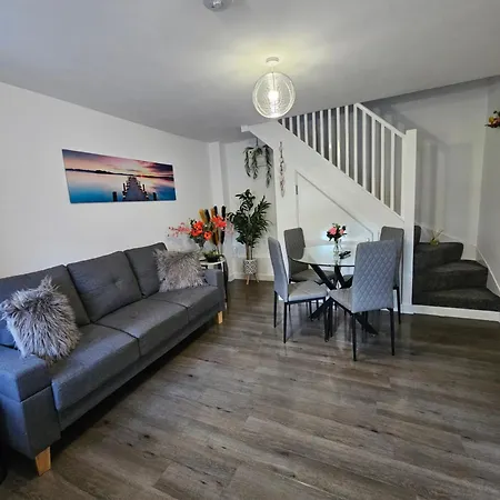 Luxury One Bedroom Maisonette With Extra Connected Bedroom In Stevenage Centre Exterior photo