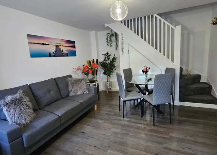 Luxury One Bedroom Maisonette With Extra Connected Bedroom In Stevenage Centre