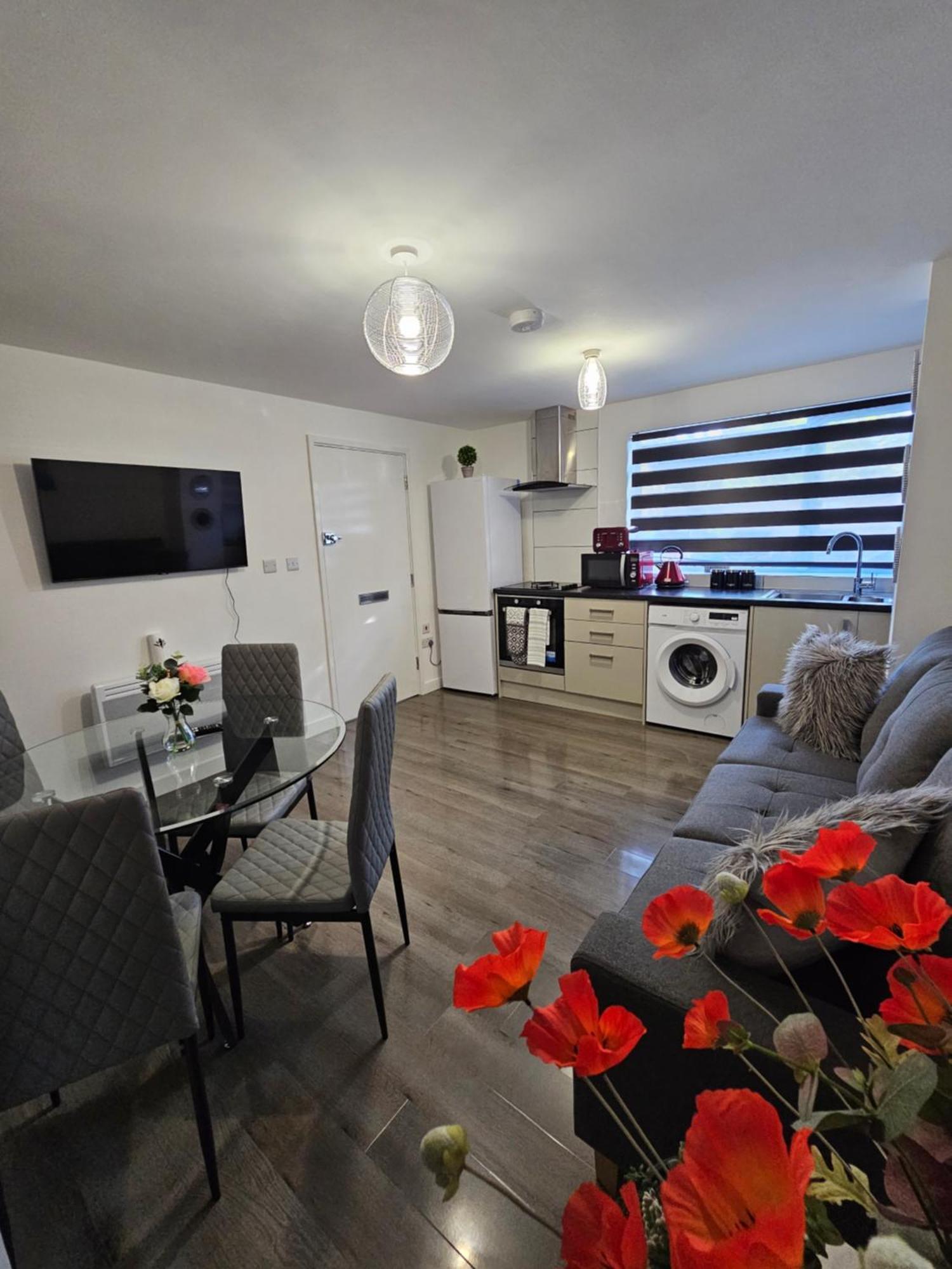 Luxury One Bedroom Maisonette With Extra Connected Bedroom In Centre *