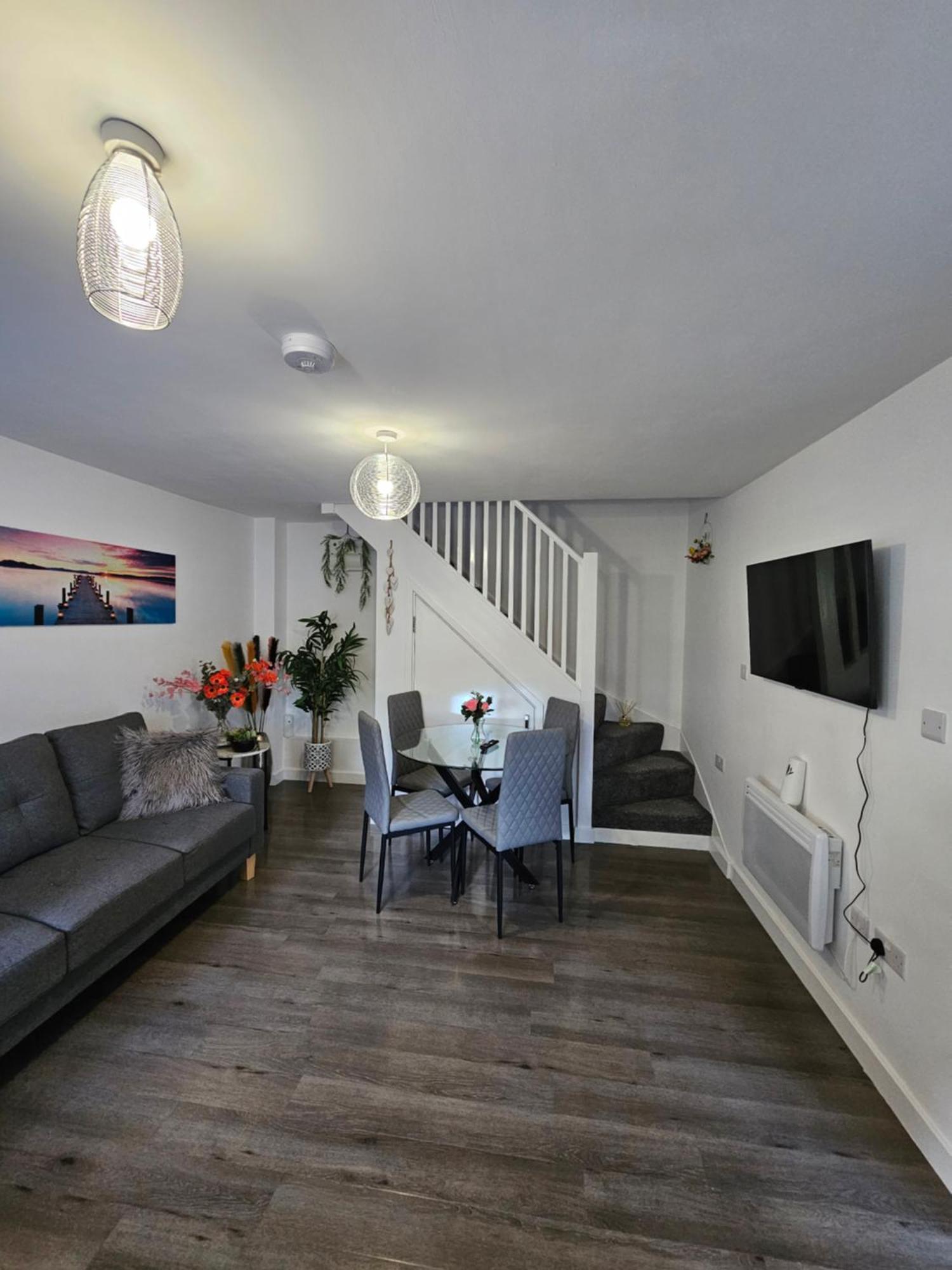 Luxury One Bedroom Maisonette With Extra Connected Bedroom In Centre * Stevenage